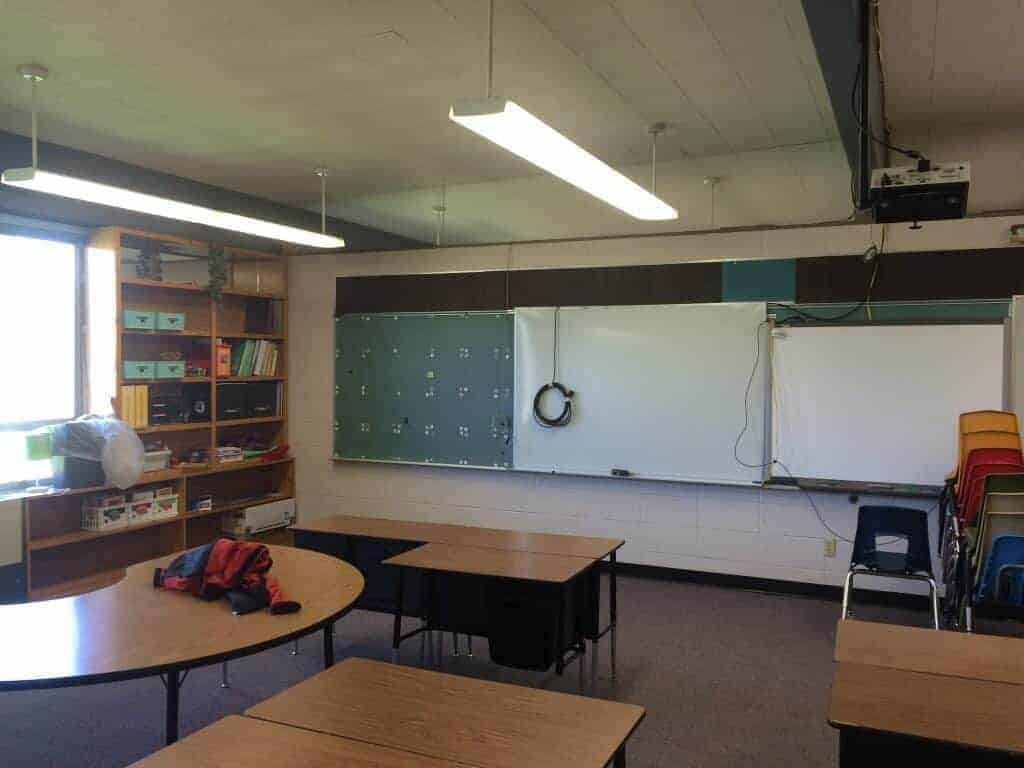 New classroom makeover for my elementary classroom. New bulletins, paint and organization!