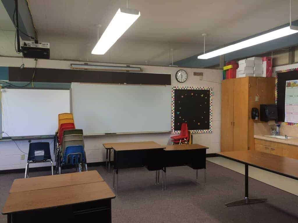 New classroom makeover for my elementary classroom. New bulletins, paint and organization!