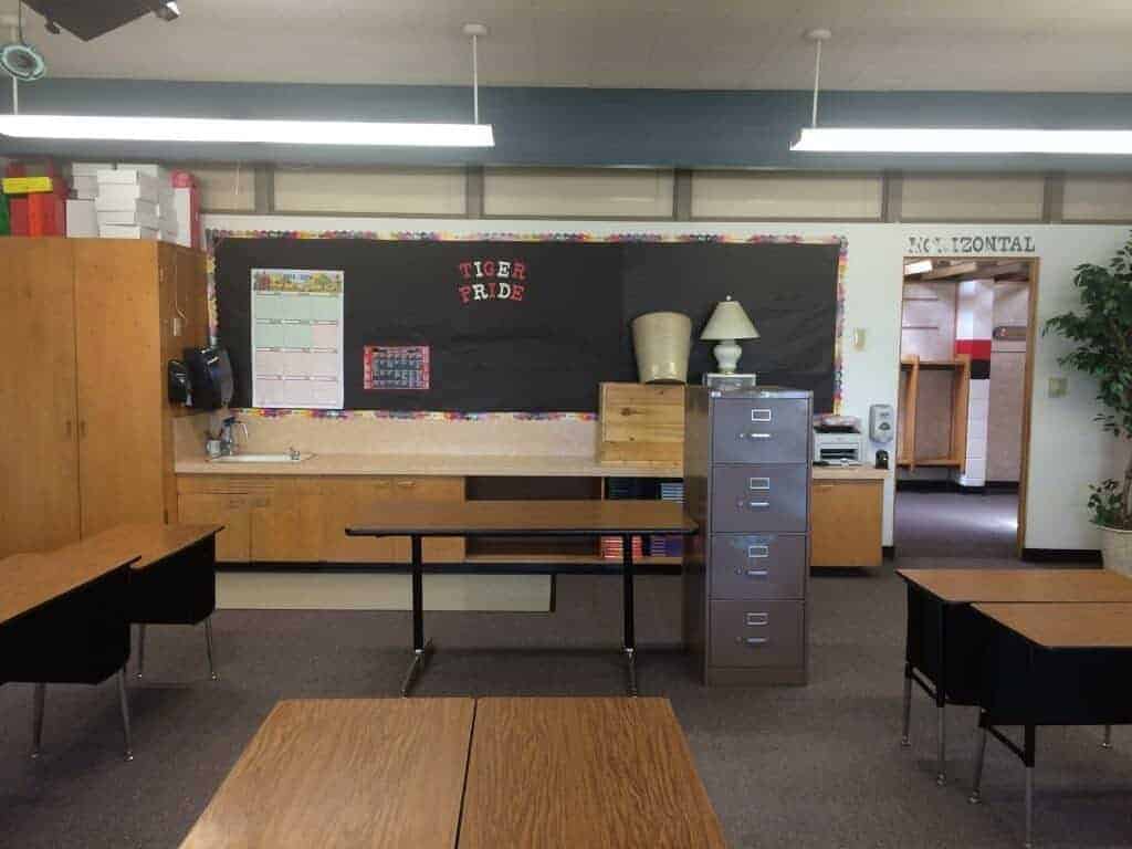 New classroom makeover for my elementary classroom. New bulletins, paint and organization!