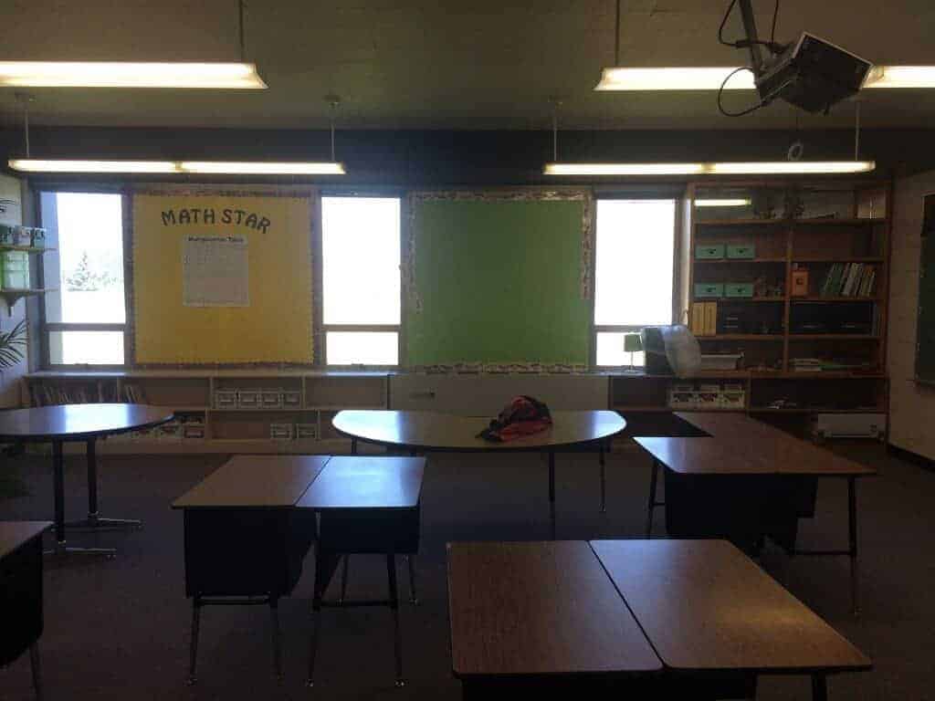 New classroom makeover for my elementary classroom. New bulletins, paint and organization!