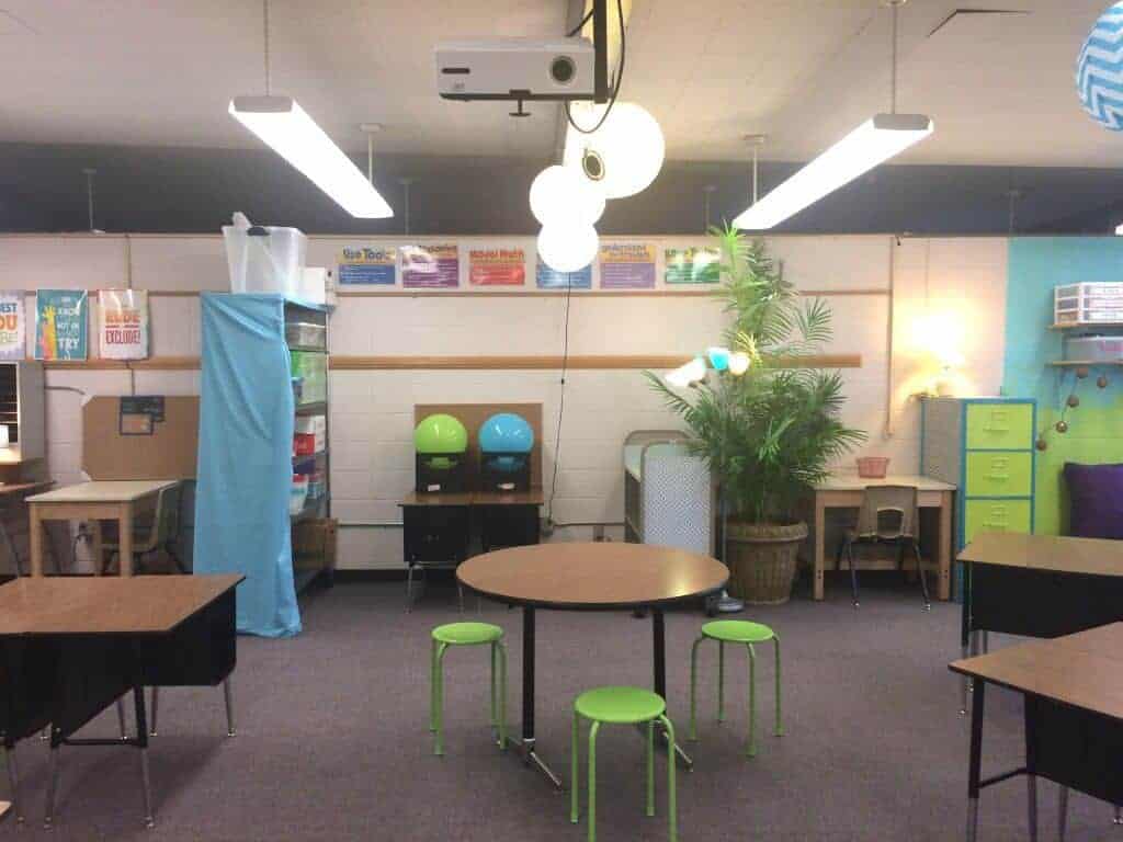 Classroom Makeover Reveal 2016-17 Rhoda Design Studio. Alternate seating, flexible seating classroom, lighting, and Daily 5 reading/math. 3rd and 4th grade classroom.