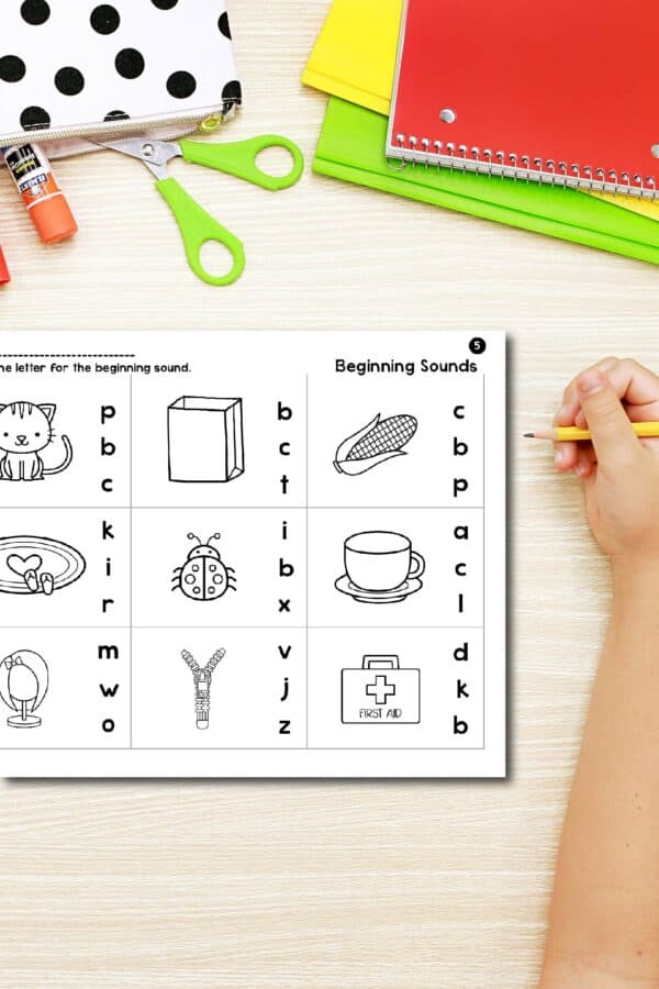 Free beginning sounds worksheets activity for kindergarten and preschool. Teach your kids beginning sounds with this fun phonics activity.